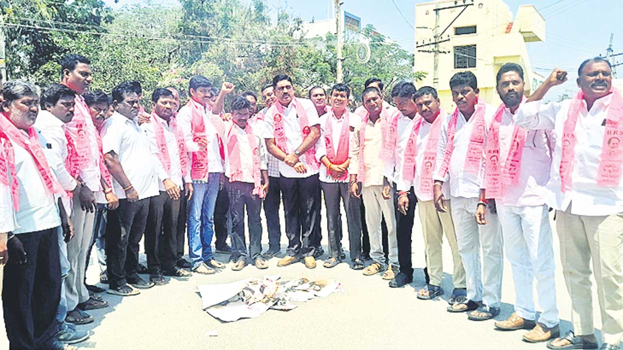 మోసకారి కాంగ్రెస్‌ను నిలదీద్దాం