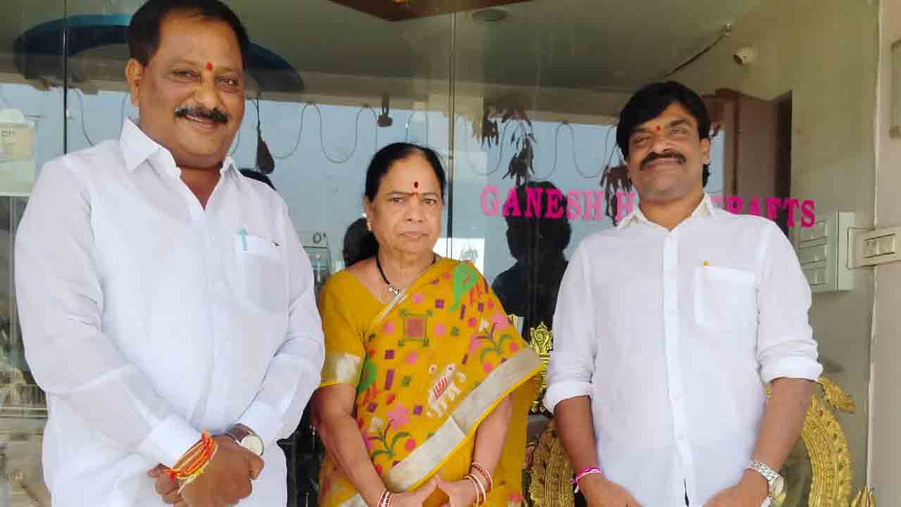 Pembarti | పెంబర్తిలో హస్తకళలను పరిశీలించిన కేసీఆర్‌ సతీమణి శోభ