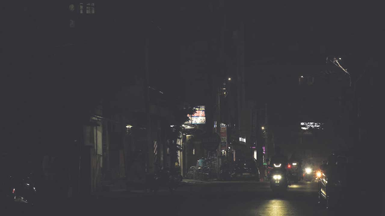 వీధుల్లో చీకట్లు