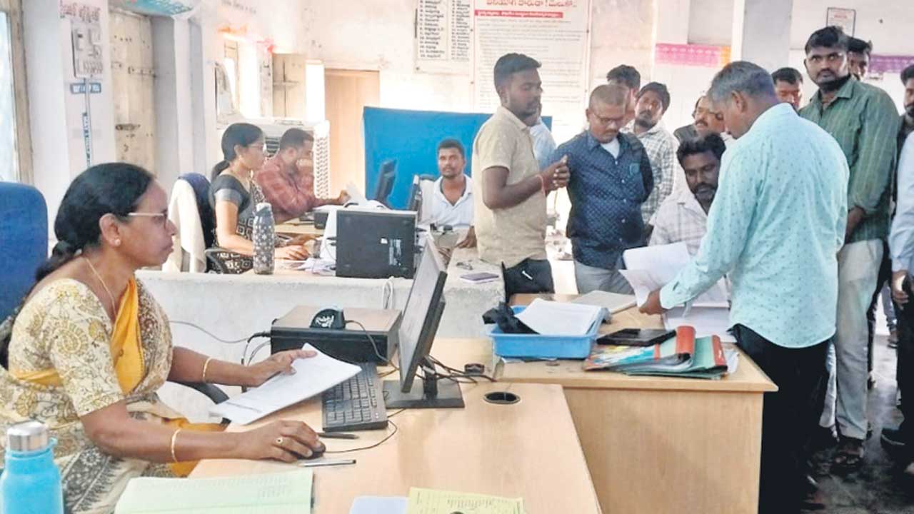 సర్వర్‌ డౌన్‌.. రిజిస్ట్రేషన్లకు బ్రేక్‌