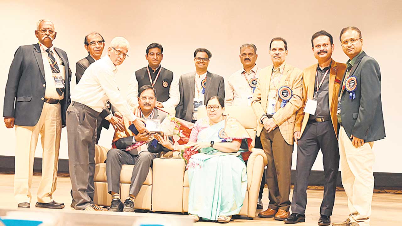 విప్లవాత్మక మార్పులపై దృష్టి సారించాలి