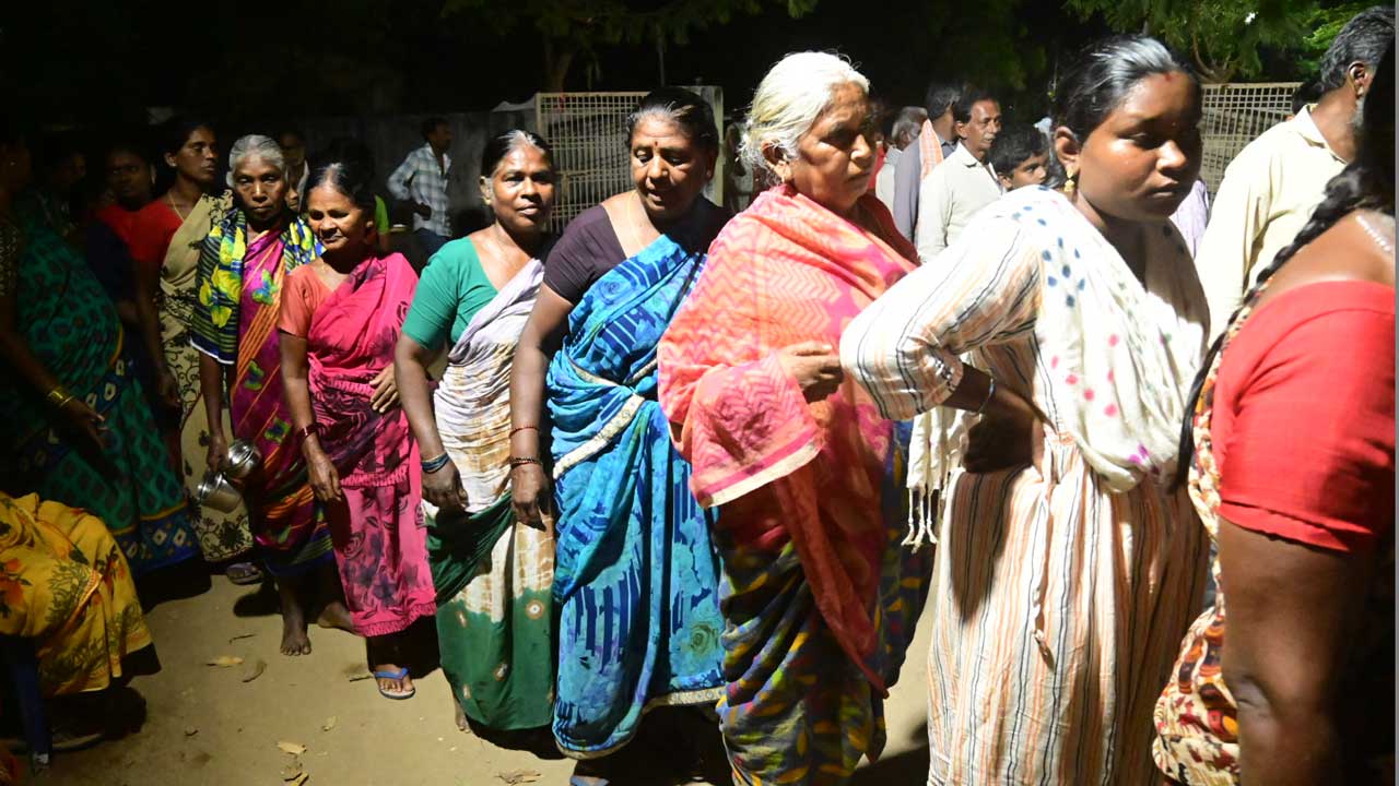 భూదాన్‌ బాధితుల ఆకలి తీరుస్తున్న ‘పువ్వాడ ఫౌండేషన్‌’