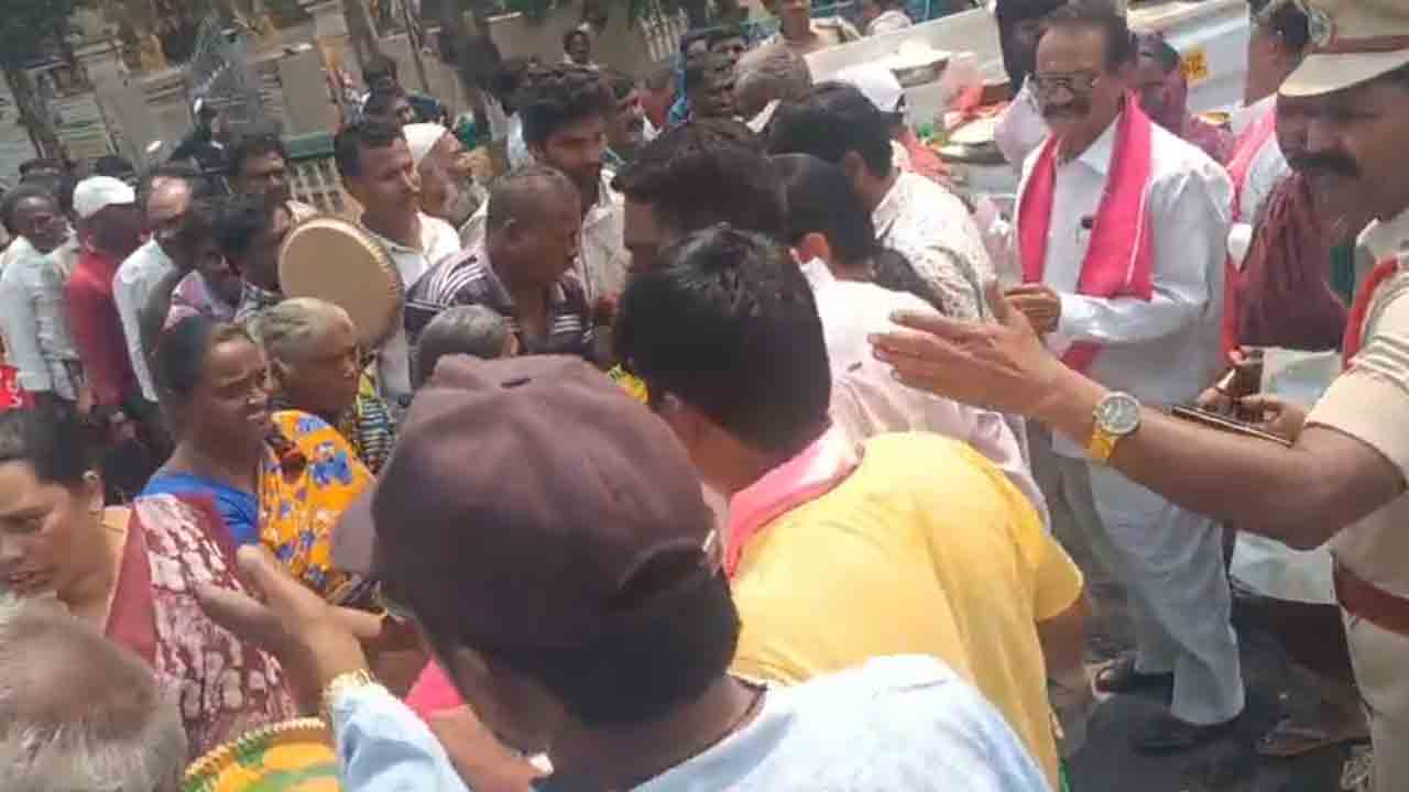 Khammam Police | వెలుగుమట్ల బాధితులకు భోజనం పెట్టకుండా అడ్డుకుని పోలీసుల అత్యుత్సాహం.. వీడియో