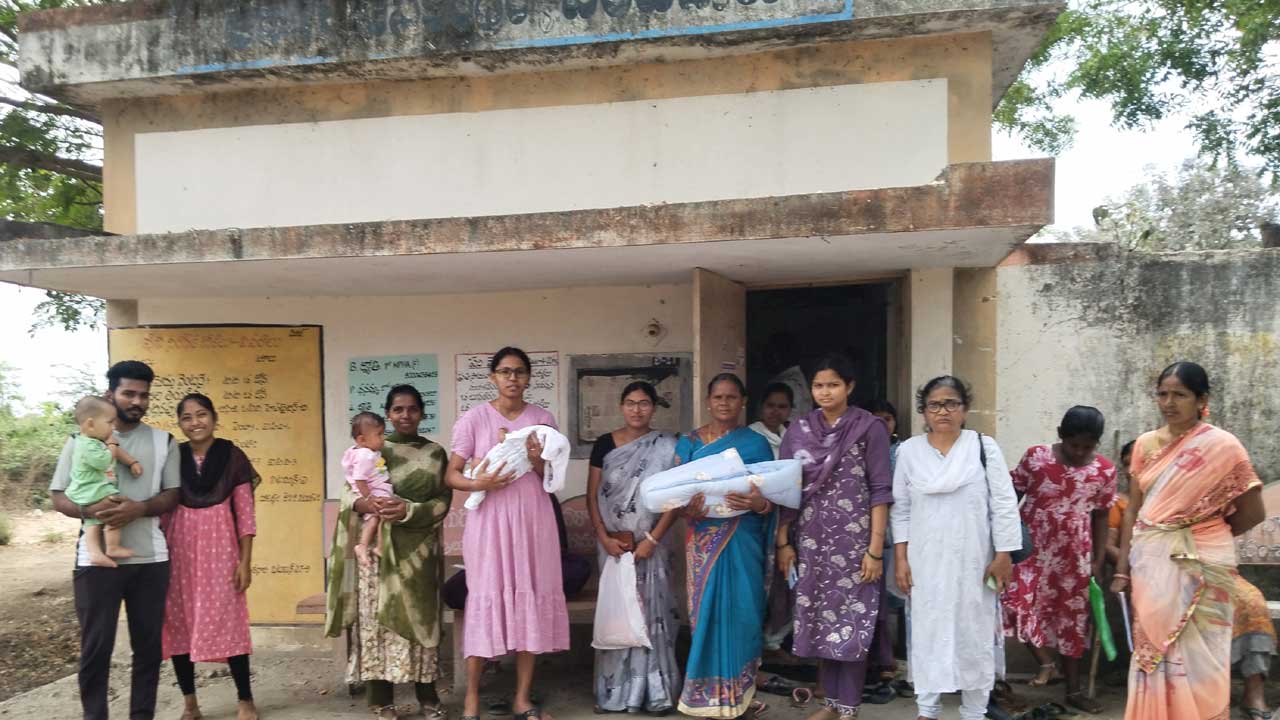 హెల్త్‌ సబ్‌ సెంటర్‌ వద్ద తల్లుల నిరీక్షణ