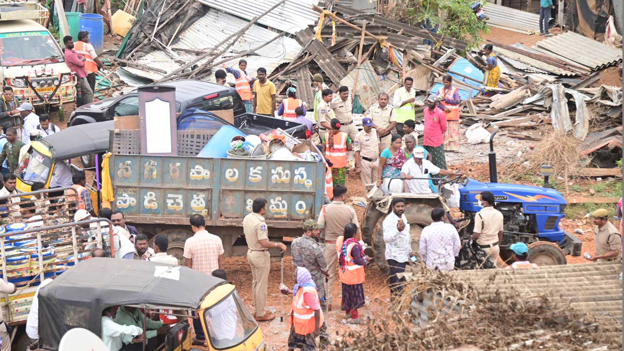 వెలుగుమట్ల బాధితులకు హైకోర్టులో ఊరట