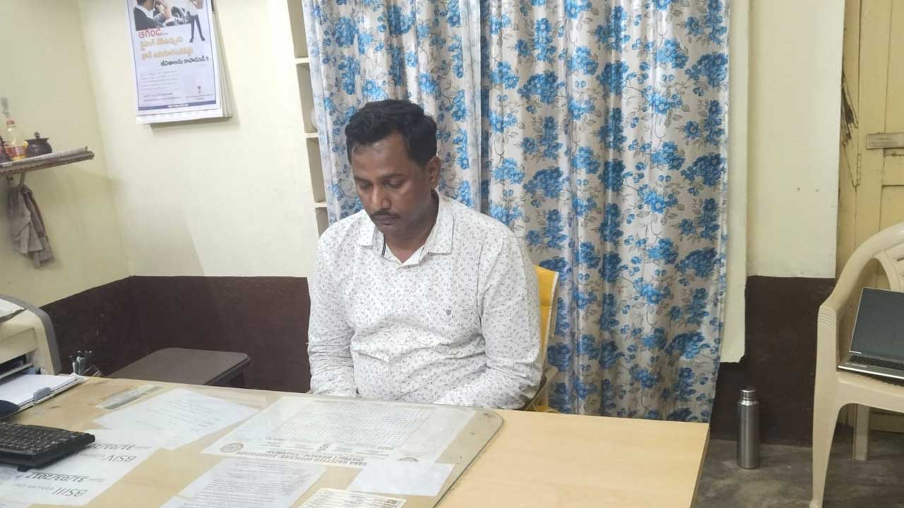 వైరా ఎంవీఐ కార్యాలయంపై ఏసీబీ దాడులు