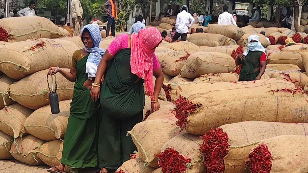 ఖమ్మం మార్కెట్‌లో మిర్చి దొంగలు!