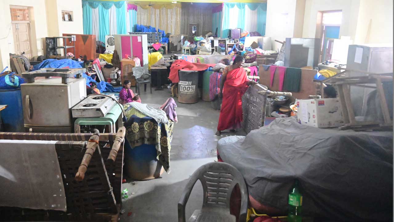 గూడు పోయింది.. గోస మిగిలింది..