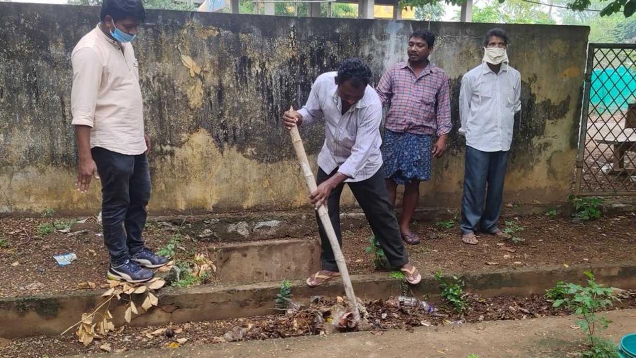 మాజీల నోట్లో మట్టి?