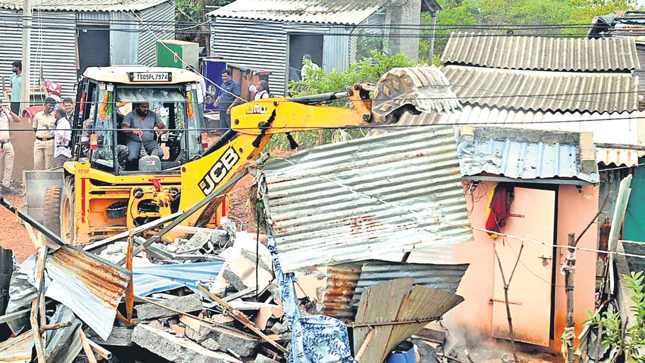 వెలుగుమట్ల చీకట్లకు కారకులెవరు?