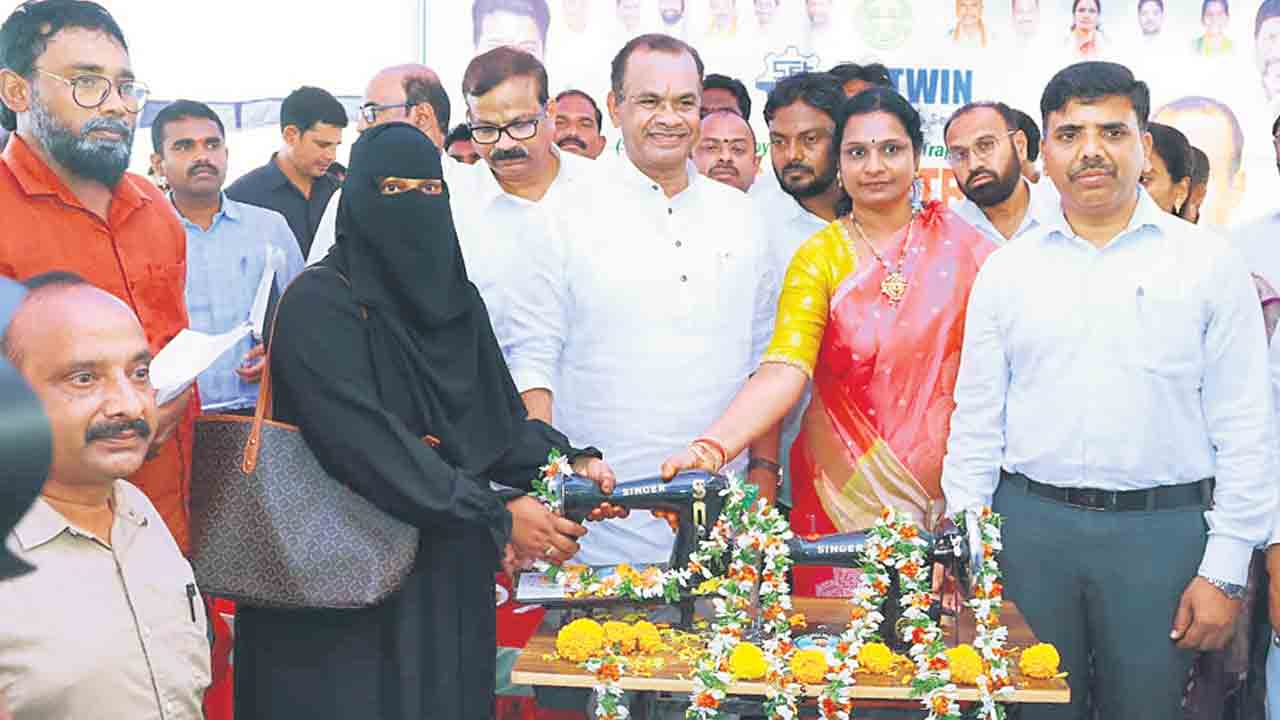 మహిళలు సంఘాలుగా ఏర్పడితే రుణాలు.. కోమటిరెడ్డి వెంకటరెడ్డి