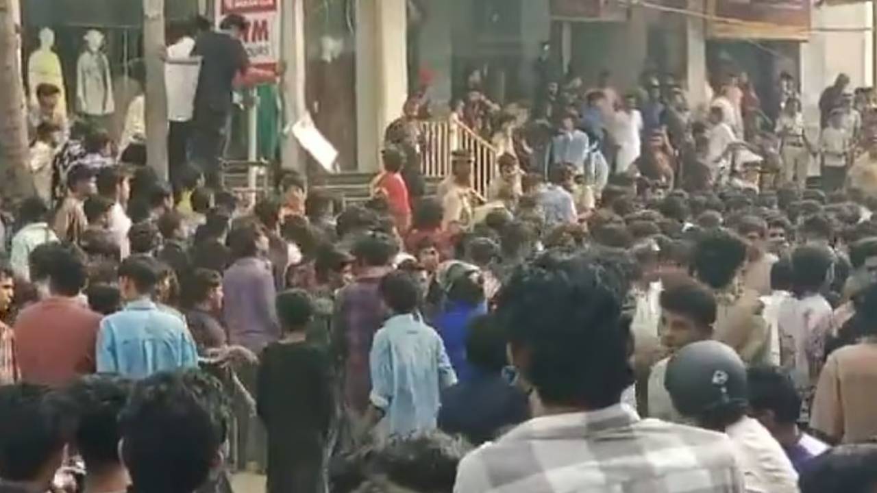 Kozhikode | ఒక్క రూపాయికే ప్రీమియం షూస్.. భారీగా ఎగబడ్డ జనం.. పోలీసుల లాఠీఛార్జ్