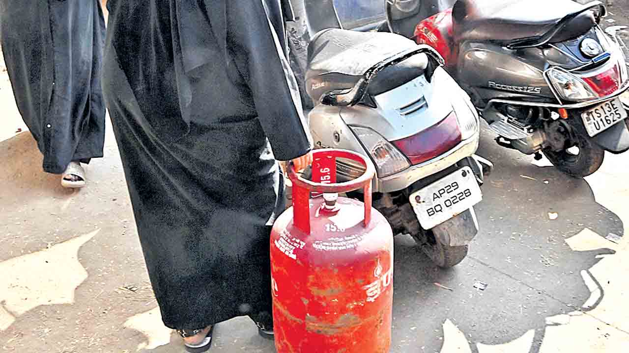 పరిహారంపై సన్నాయి నొక్కులు