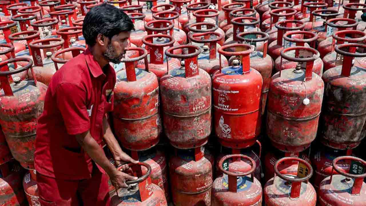 LPG supply | గృహావసరాలకు సరిపడా ఎల్పీజీ గ్యాస్‌.. పెట్రోల్‌, డీజిల్‌కూ కొరత లేదు : కేంద్రం ప్రకటన