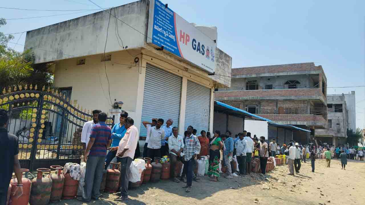 LPG Gas | వారికి మాత్రమే సిలిండర్లు పంపిణీ.. కొనసాగుతున్న వంట గ్యాస్‌ కష్టాలు