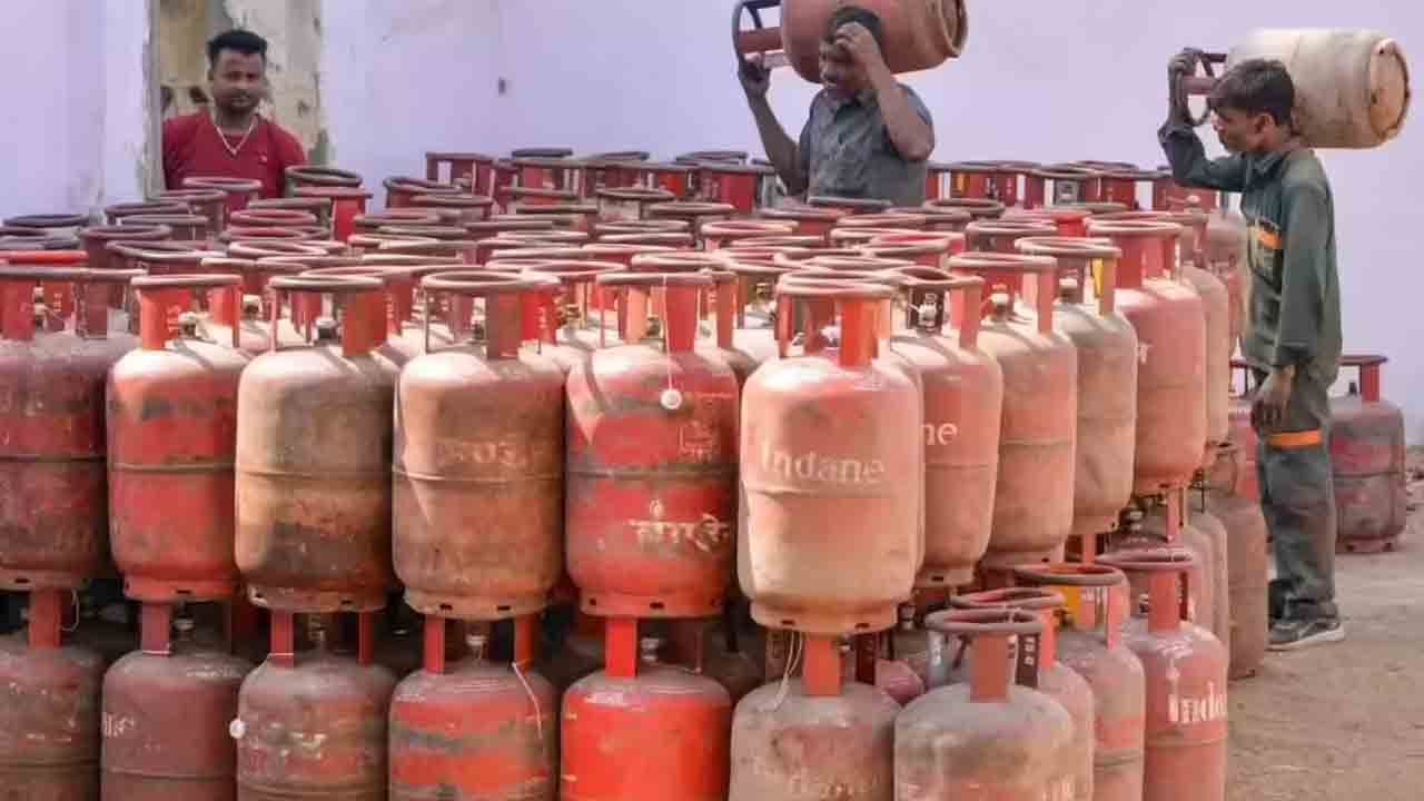 ఎల్పీజీ సరఫరాపై కమాండ్‌ కంట్రోల్‌ సెంటర్‌.. అందుబాటులోకి 1967 టోల్‌ఫ్రీ నంబర్‌