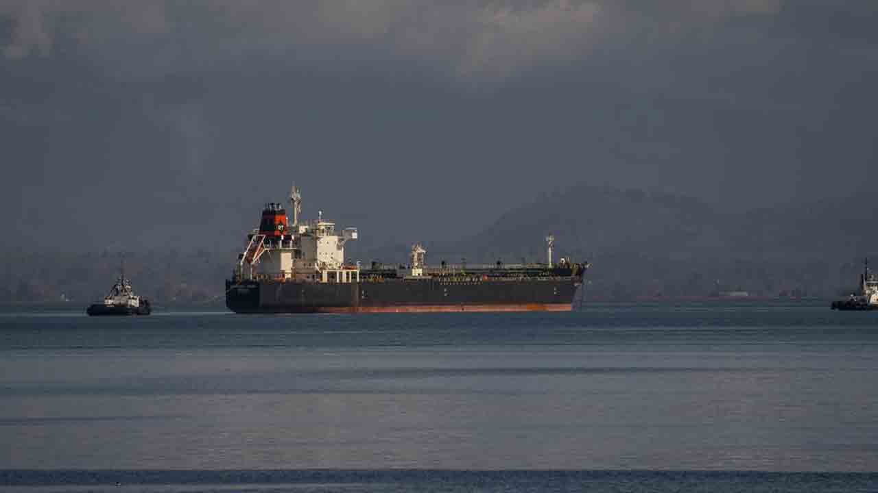 LPG ships | గ్యాస్‌ కొరత నుంచి ఊరట.. ‘హార్ముజ్‌’ దాటిన రెండు భారత ఎల్పీజీ నౌకలు