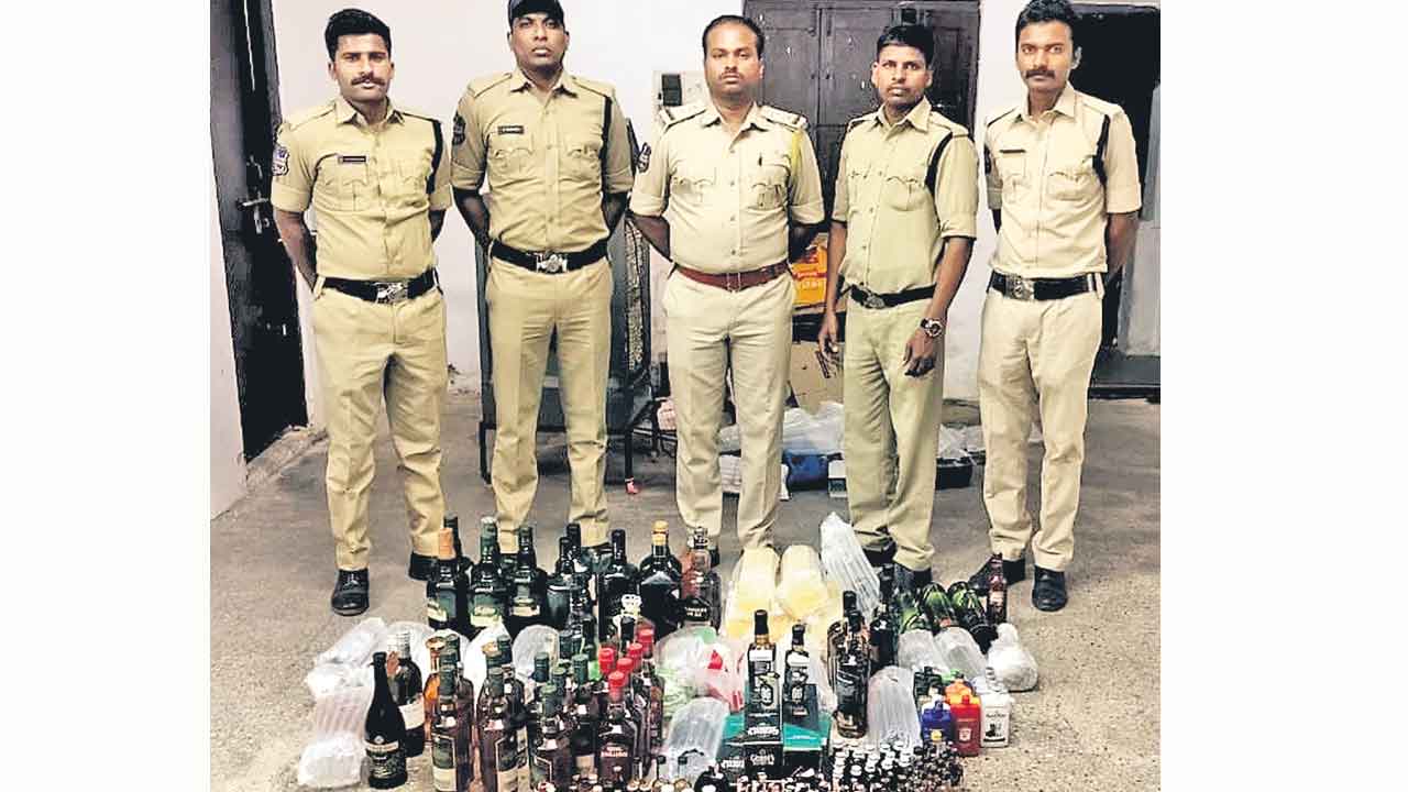 నాన్‌డ్యూటీ పెయిడ్‌ మద్యం బాటిళ్లు స్వాధీనం