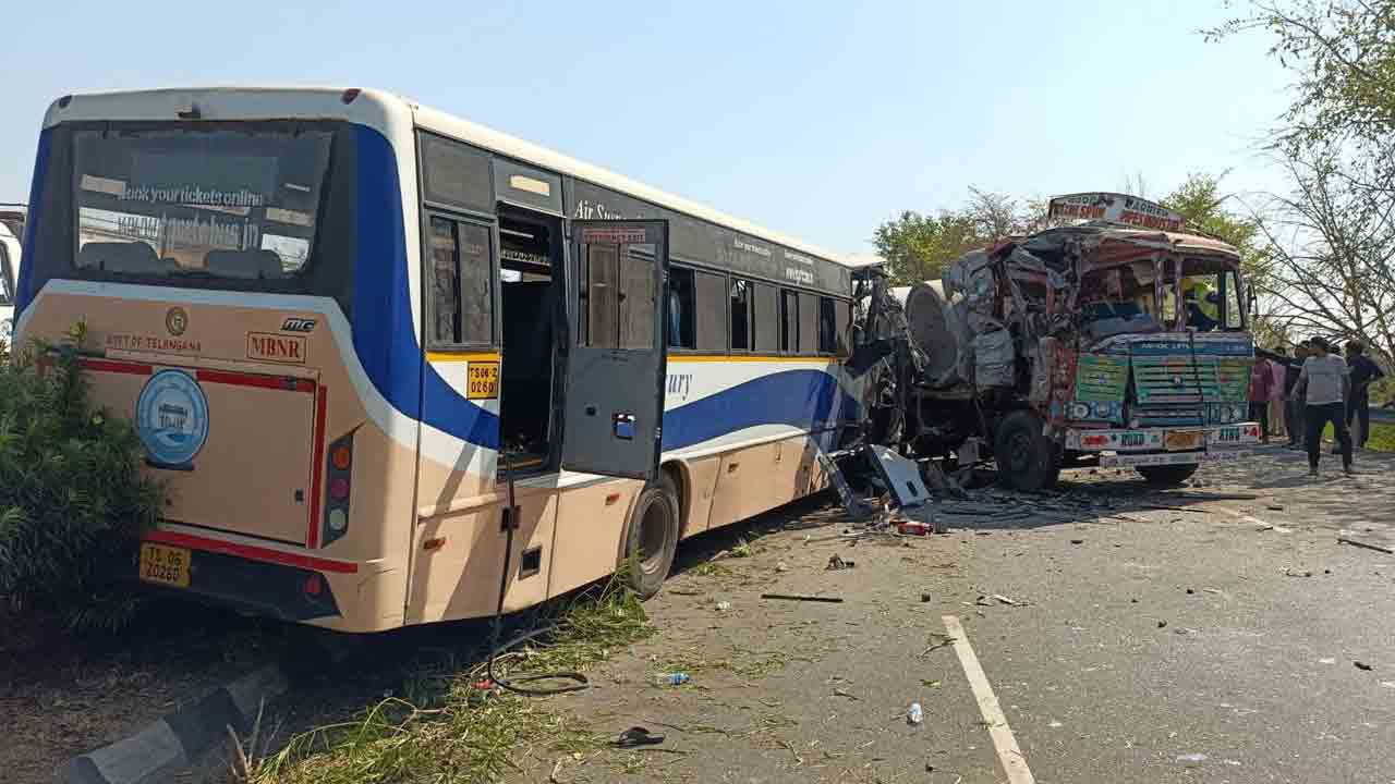 లారీని ఢీ కొట్టిన బస్సు : ముగ్గురు మృతి