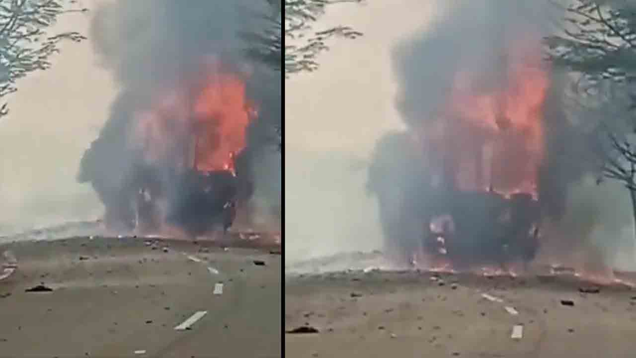 Lorry fire |  లారీలో టపాకాయల పేలుళ్లతో భారీగా మంటలు.. వీడియో