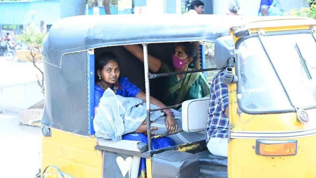 MGM Hospital | అంబులెన్సులు లేక ఆటోలోనే.. వరంగల్ ఎంజీఎం ఆసుపత్రిలో పరిస్థితి ఇలా..