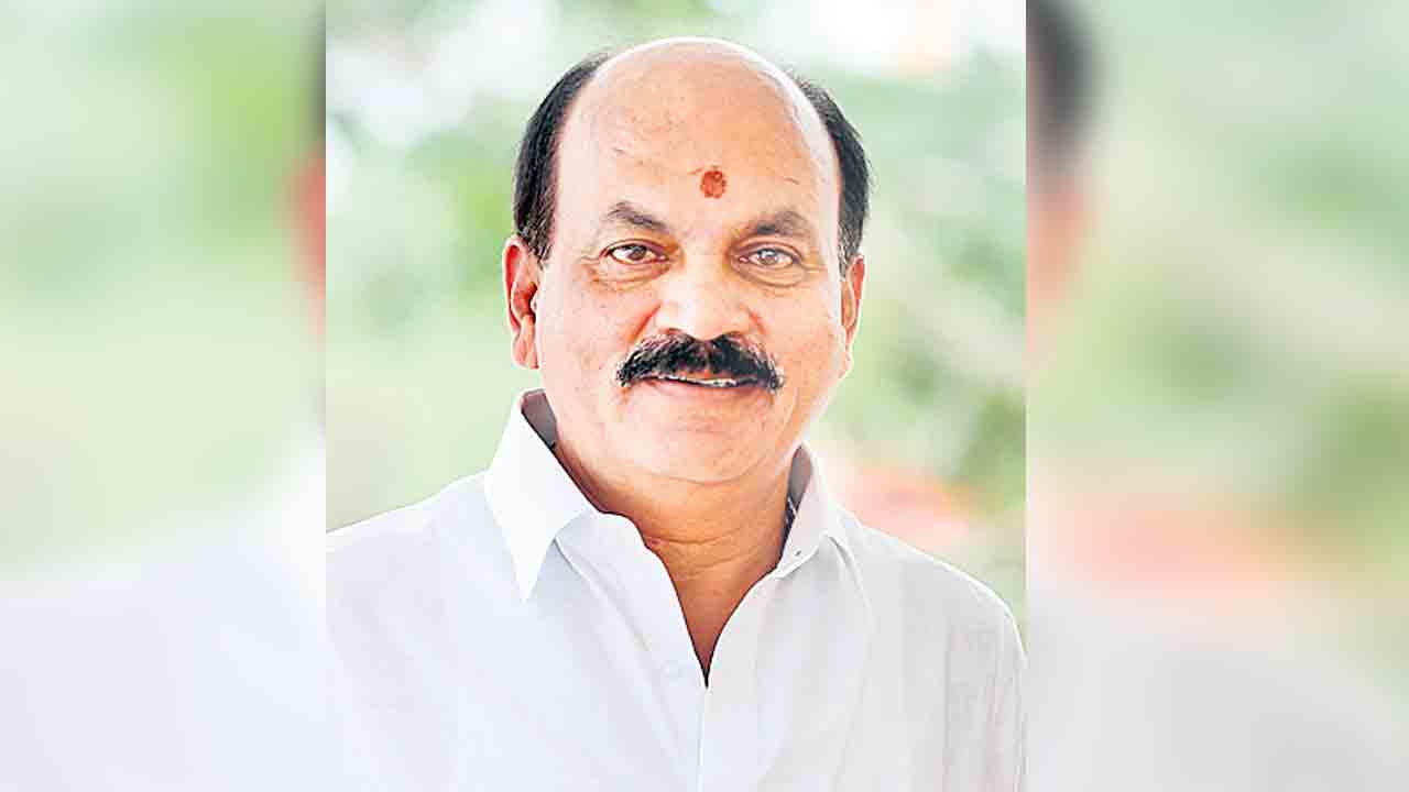 నందికంది భూకబ్జాపై మంత్రికి సంగారెడ్డి ఎమ్మెల్యే ఫిర్యాదు