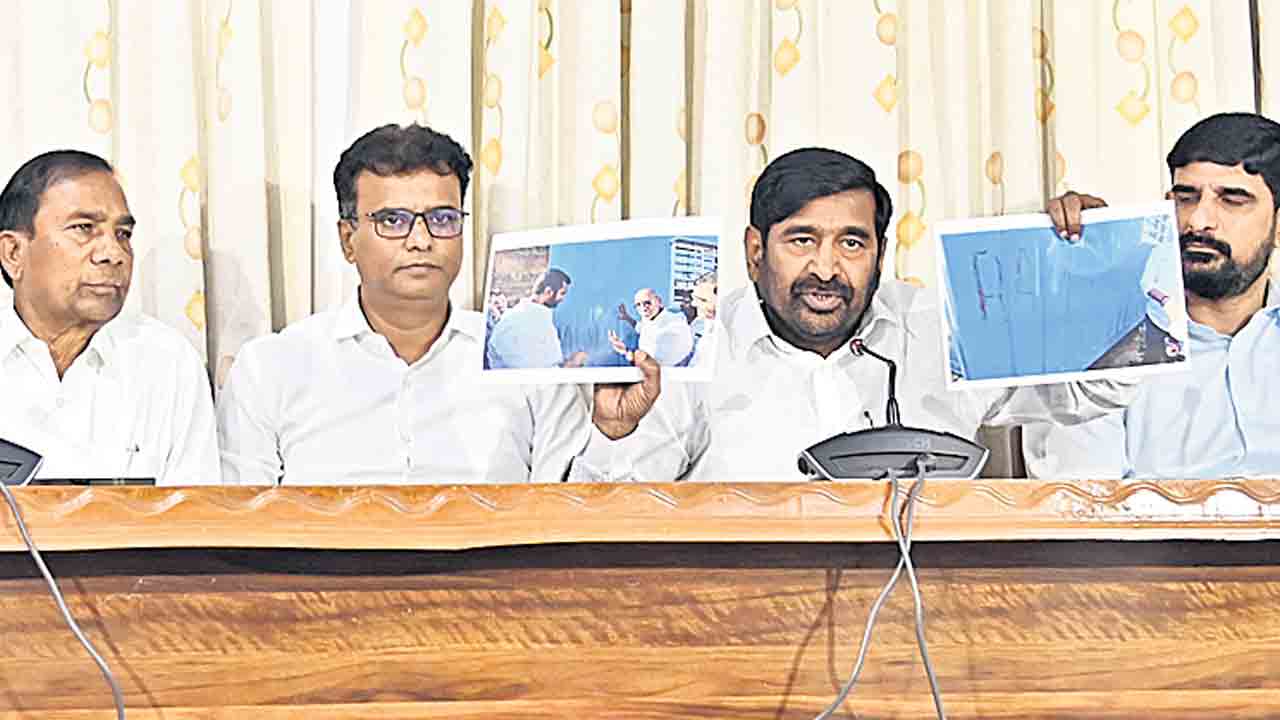 బడ్జెట్‌ బుక్‌లు కాపీ పేస్ట్‌!.. అవుట్‌ కమ్‌ బడ్జెట్‌, తాజా గ్రాంట్స్‌ బుక్‌ సేమ్‌.. అసెంబ్లీ లాబీలో చిట్‌చాట్‌లో ఎమ్మెల్యే జగదీశ్‌రెడ్డి