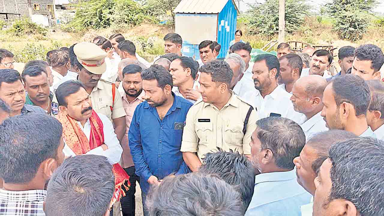 ఎమ్మెల్యే కవ్వంపల్లికి నిరసన సెగ.. రైతుభరోసా ఇంకెప్పుడిస్తరు? వల్లంపట్లలో నిలదీసిన గ్రామస్తులు