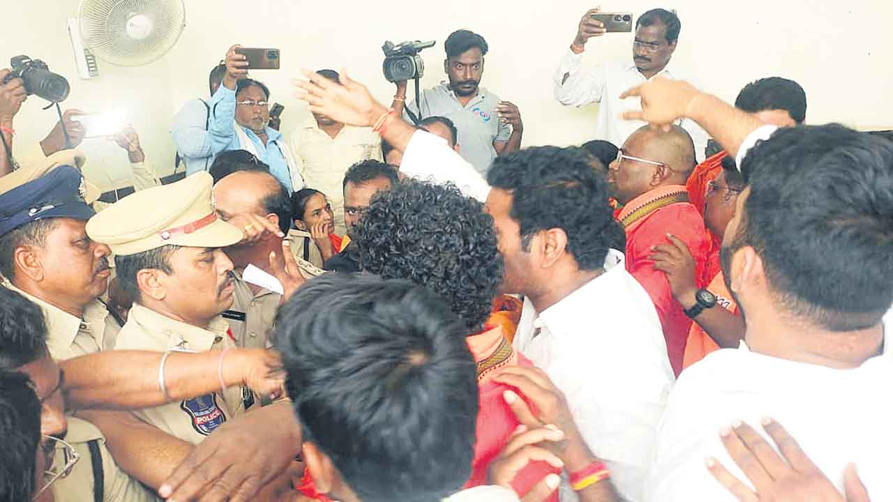 రసాభాసగా మున్సిపల్‌ సమావేశం