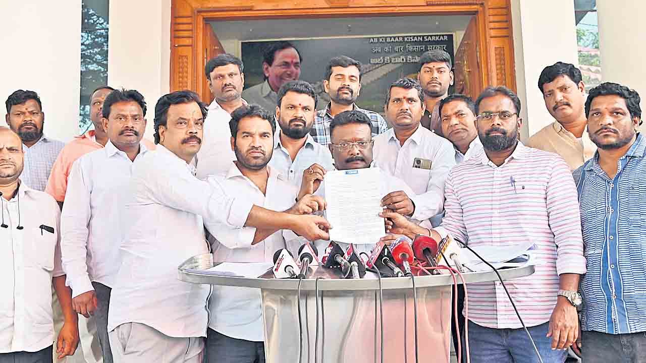 ఔట్‌డోర్‌ మీడియా విధ్వంసానికి కుట్ర