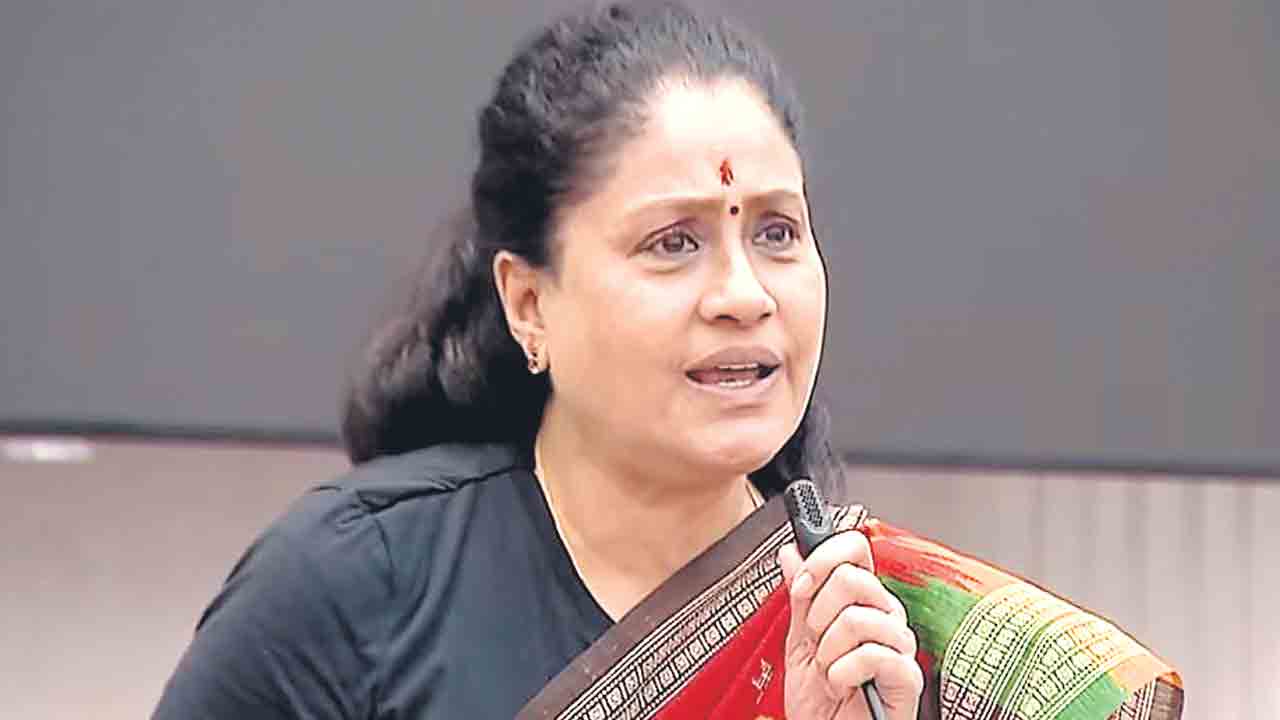 ఉద్యమకారులకిచ్చిన హామీలు నెరవేర్చాలి.. సొంత సర్కార్‌పై విజయశాంతి విమర్శ