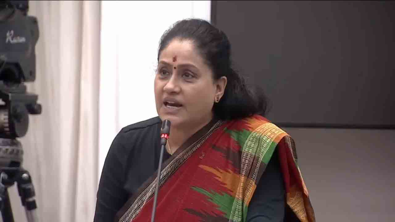 MLC Vijayashanti |  హామీలిచ్చారు.. ఏమైందని ఉద్యమకారులు అడుగుతున్నారు : కాంగ్రెస్ ఎమ్మెల్సీ విజయ శాంతి