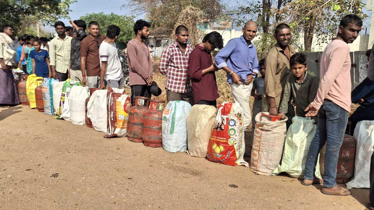 అవే బారులు అవే బాధలు