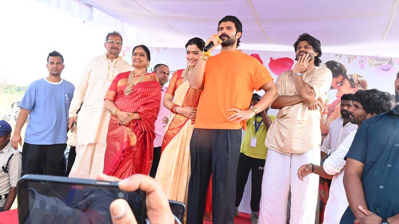 ప్రతిభ విద్యార్థులకు స్కాలర్‌షిప్పులు అందిస్తా..