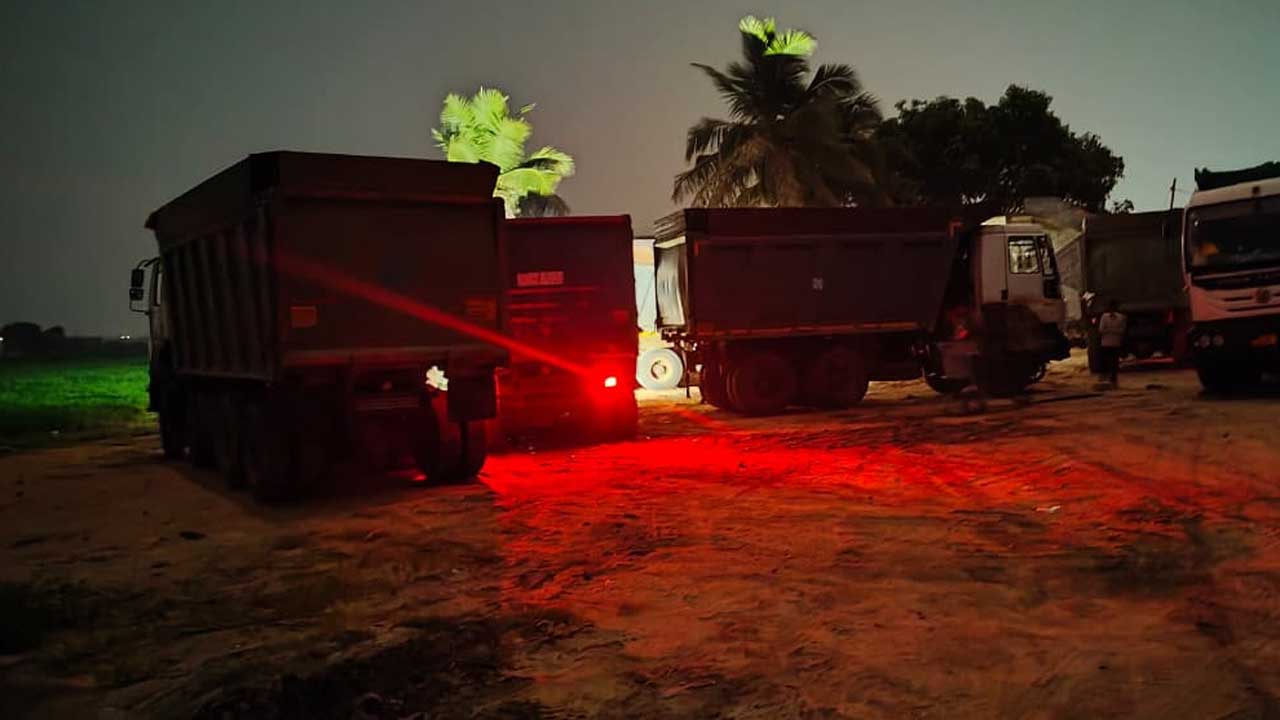 జోరుగా ఇసుక అక్రమ రవాణా