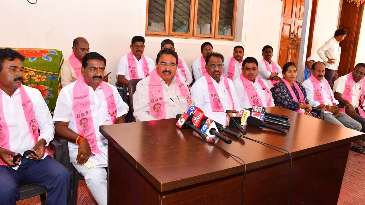 అధికారులు వంత పాడుతున్నారు..