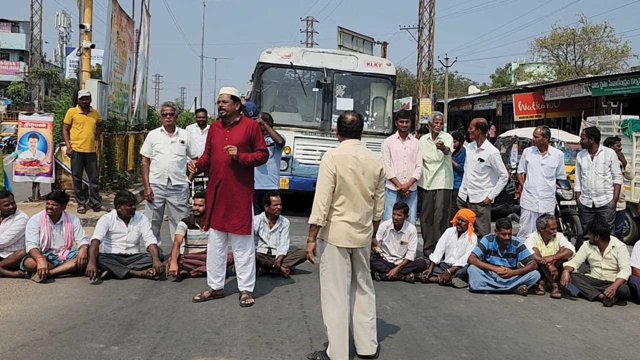 రోడ్డెక్కిన అన్నదాతలు