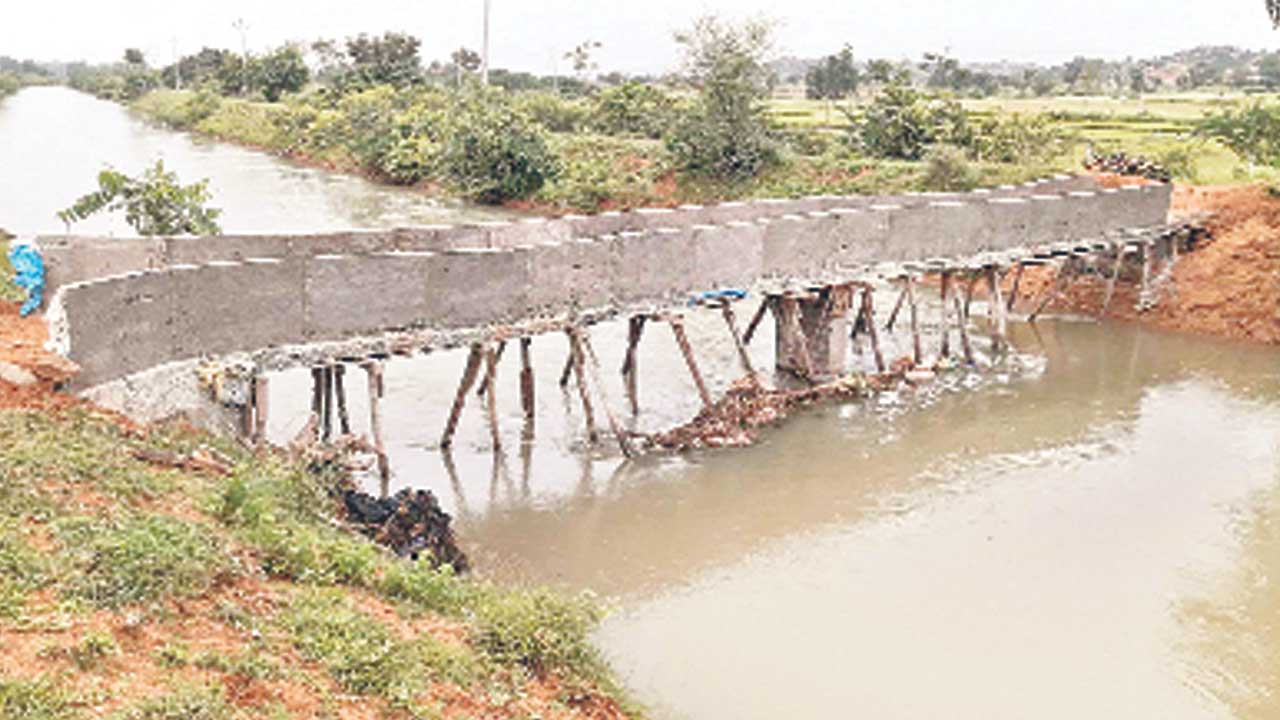 వంతెన నిర్మాణాలపై నిర్లక్ష్యం