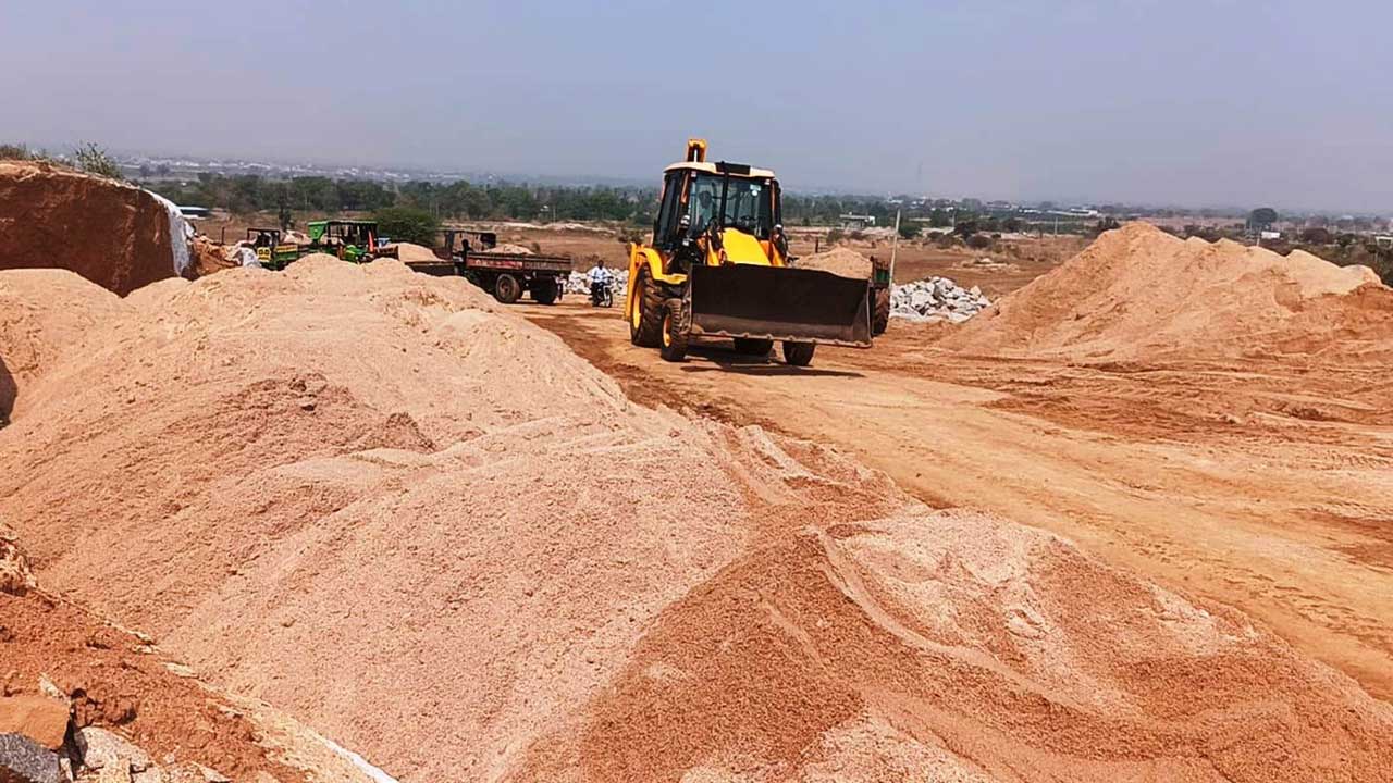 ఇసుక తోడేళ్లు!