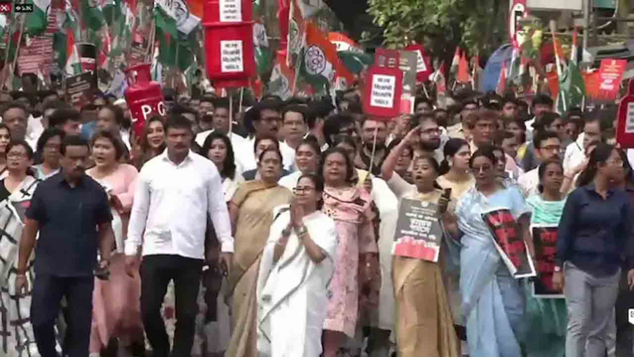 Mamata Banerjee | గ్యాస్‌ కొరతపై మమతా బెనర్జీ నిరసన.. కేంద్రం బాధ్యత   వహించాలని డిమాండ్‌