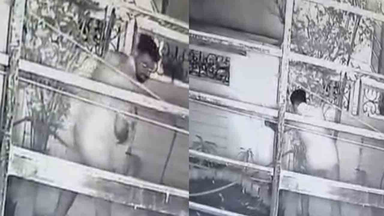 Watch: రాత్రివేళ ఇంటి గోడలు దూకి.. మహిళల లోదుస్తులు దొంగిలిస్తున్న వ్యక్తి