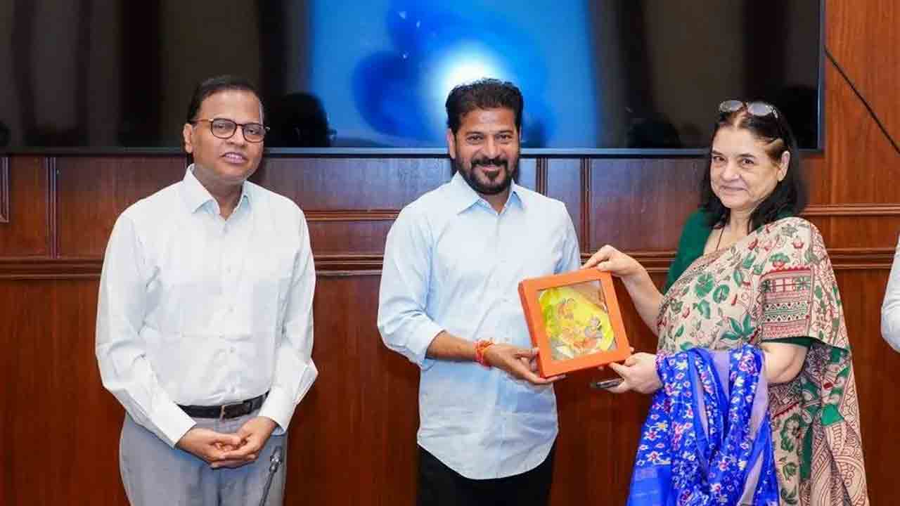 సీఎంతో మేనకాగాంధీ బృందం భేటీ