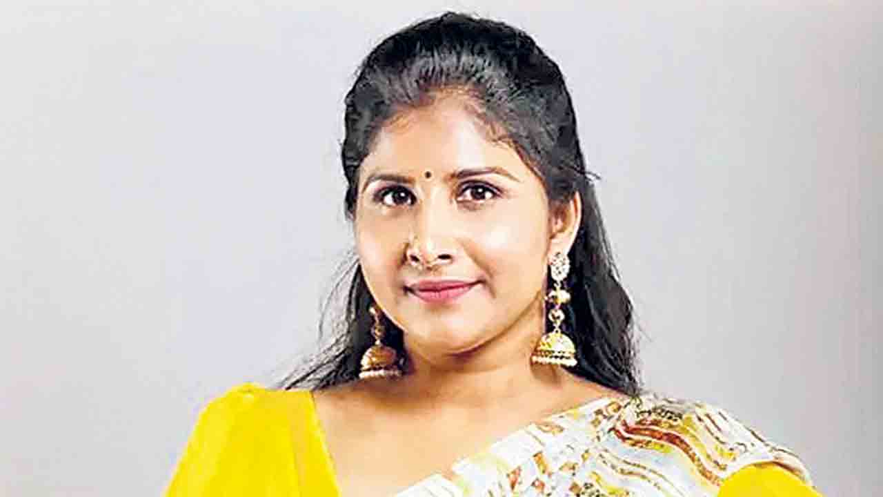 నా పేరిట వసూళ్లతో సంబంధం లేదు.. మంగ్లీ