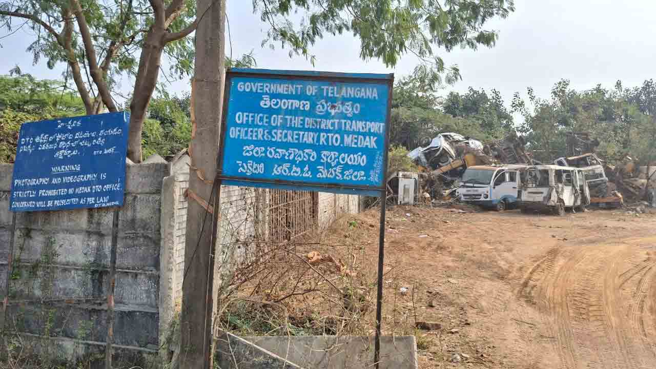 Medak RTO Office  | ఏజెంట్లతో వెళ్తేనే పనులు..? అవినీతికి కేరాఫ్‌ అడ్రస్‌గా మెదక్‌ ఆర్టీవో ఆఫీస్‌..?