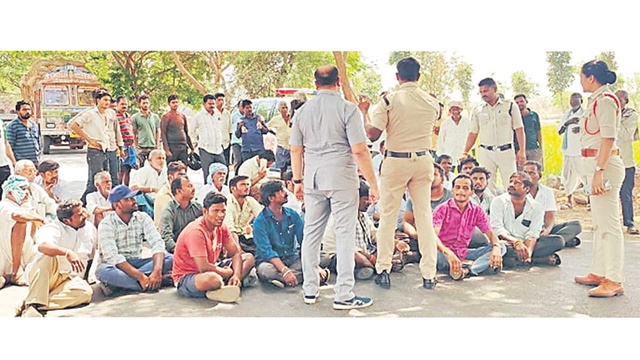 నీళ్లిచ్చి పంటలు కాపాడాలి