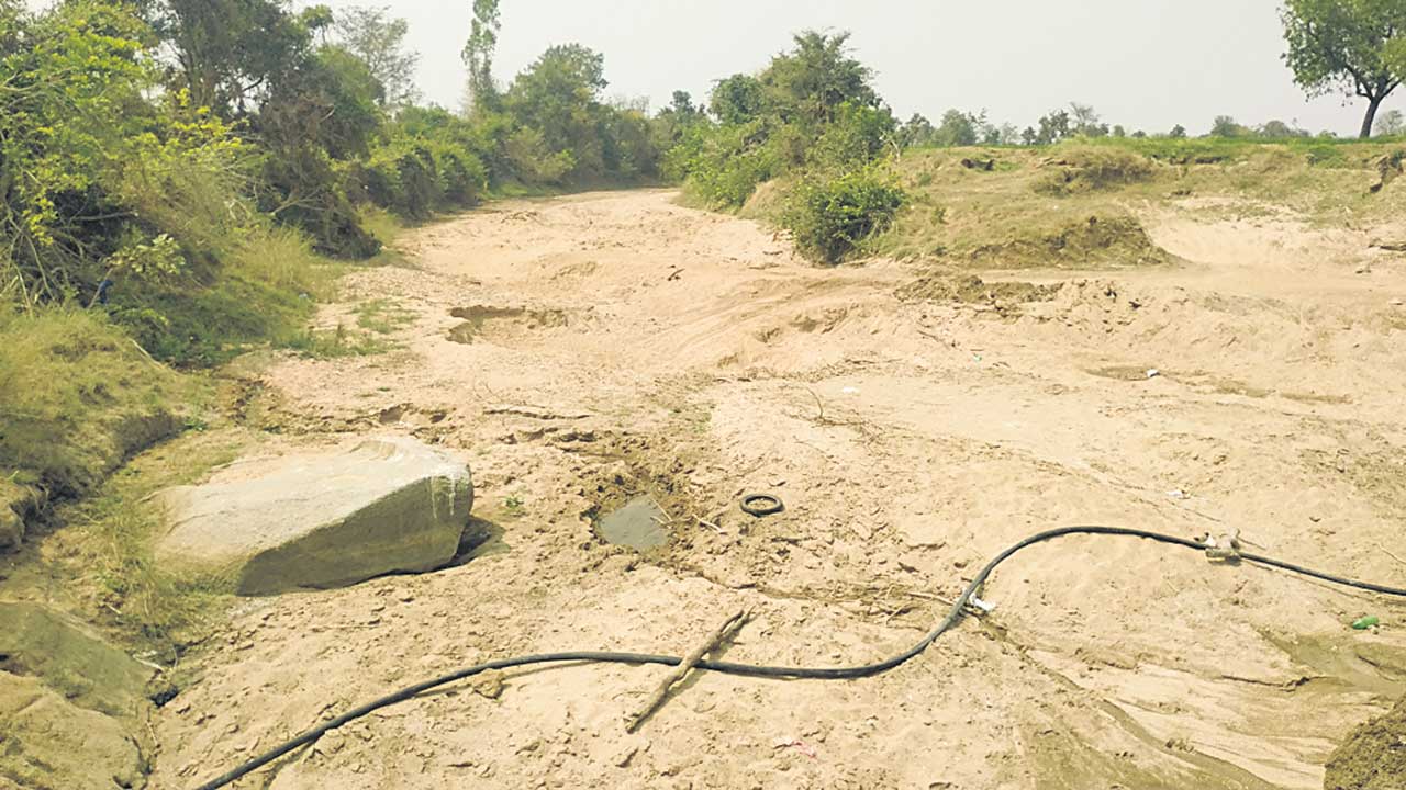 ఇసుక దోపిడీకి అడ్డూ అదుపేదీ!