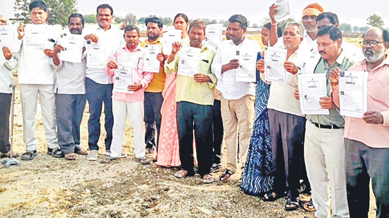 పేదల భూమిపై రియల్‌ గద్దల కన్ను