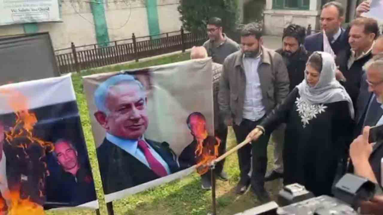 Mehbooba Mufti | నెతన్యాహు, ట్రంప్ పోస్టర్లకు.. నిప్పంటించిన మెహబూబా ముఫ్తీ