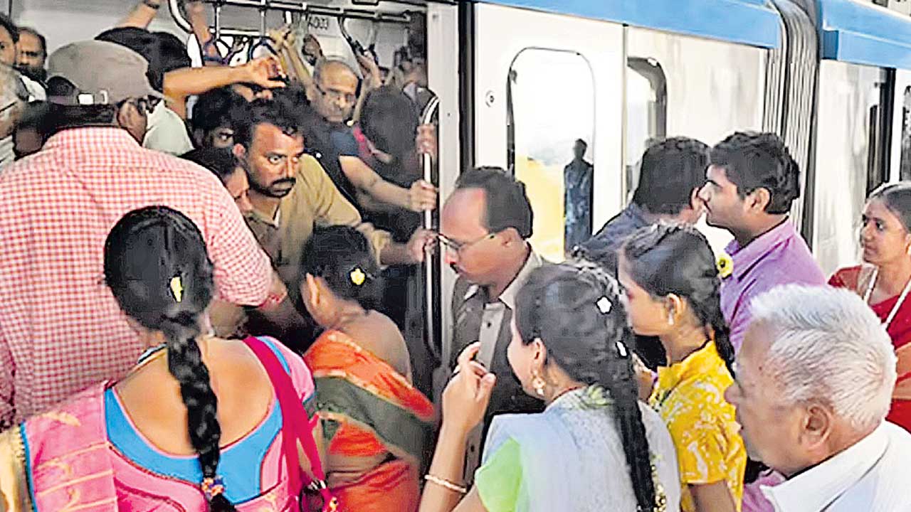 సమస్యల సుడిలో మెట్రో