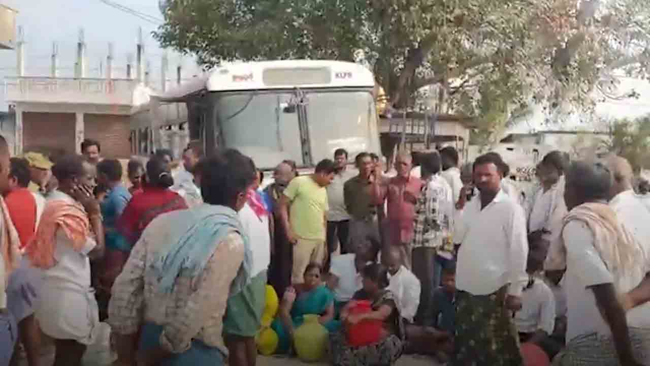 Mission Bhagiratha | మిషన్ భగీరథ నీళ్లు రావడం లేదంటూ రోడ్డెక్కిన మహిళలు, గ్రామస్తులు.. వీడియో